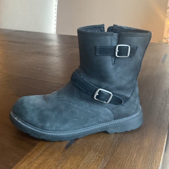 UGG Kinzey weather boots Hardly worn ONLY BLACK AVAILABLE NOW - Picture 2 of 4